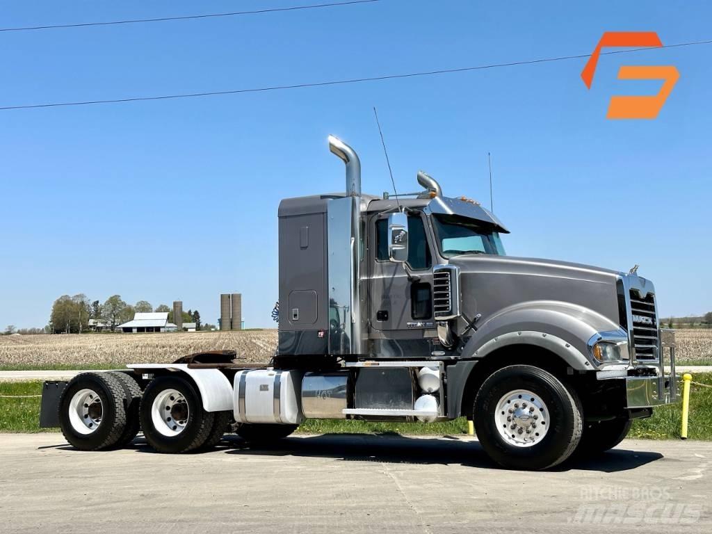 Mack Titan TD 713 Chassis met cabine