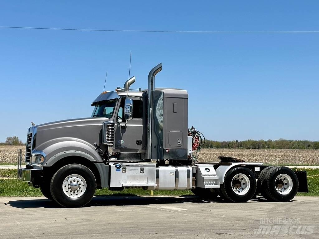 Mack Titan TD 713 Chassis met cabine