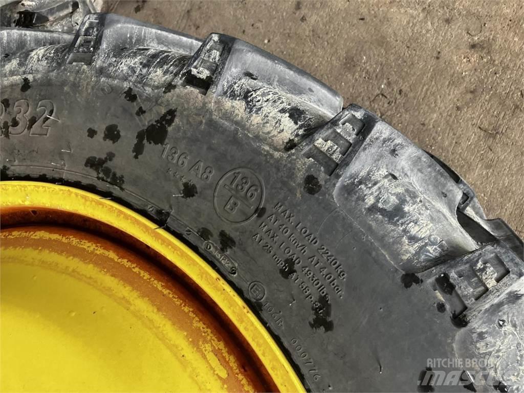 BKT 270/95R32 Banden, wielen en velgen
