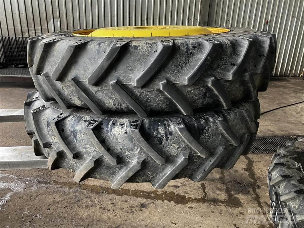 BKT 270/95R32 Banden, wielen en velgen