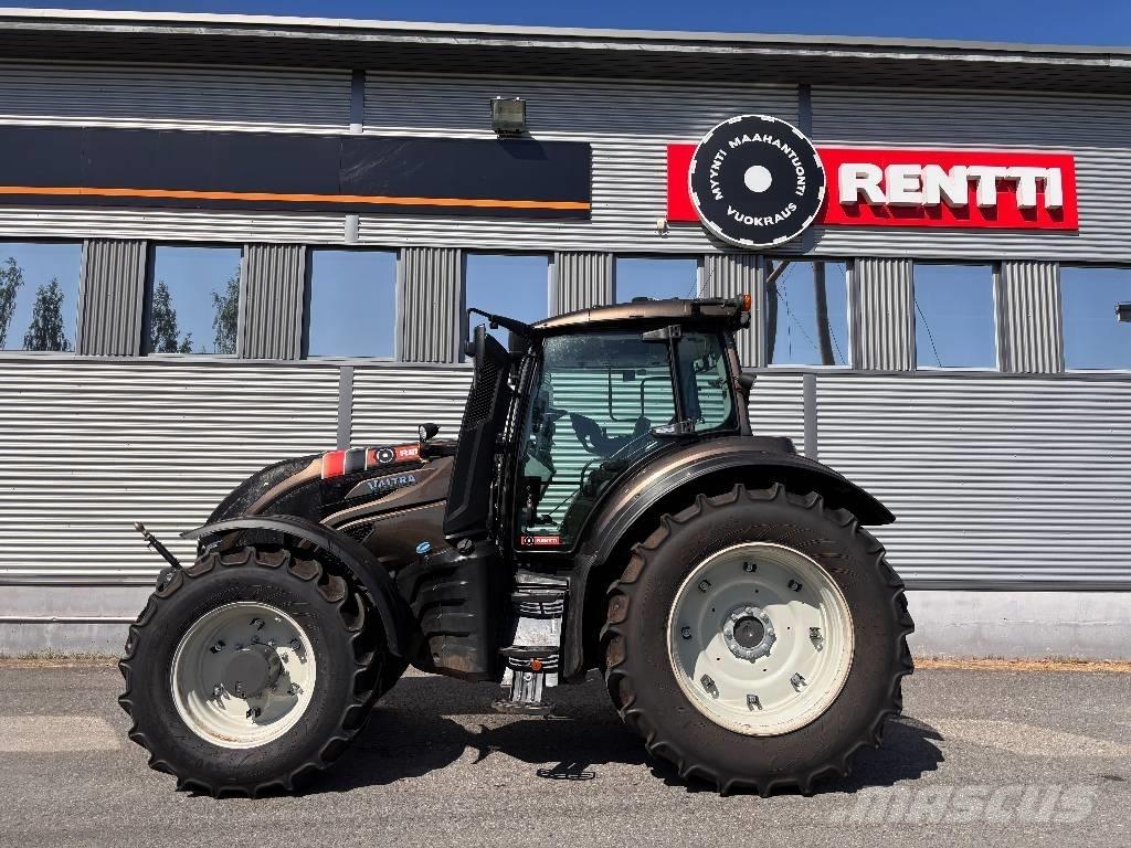 Valtra T 215 Versu Tractoren