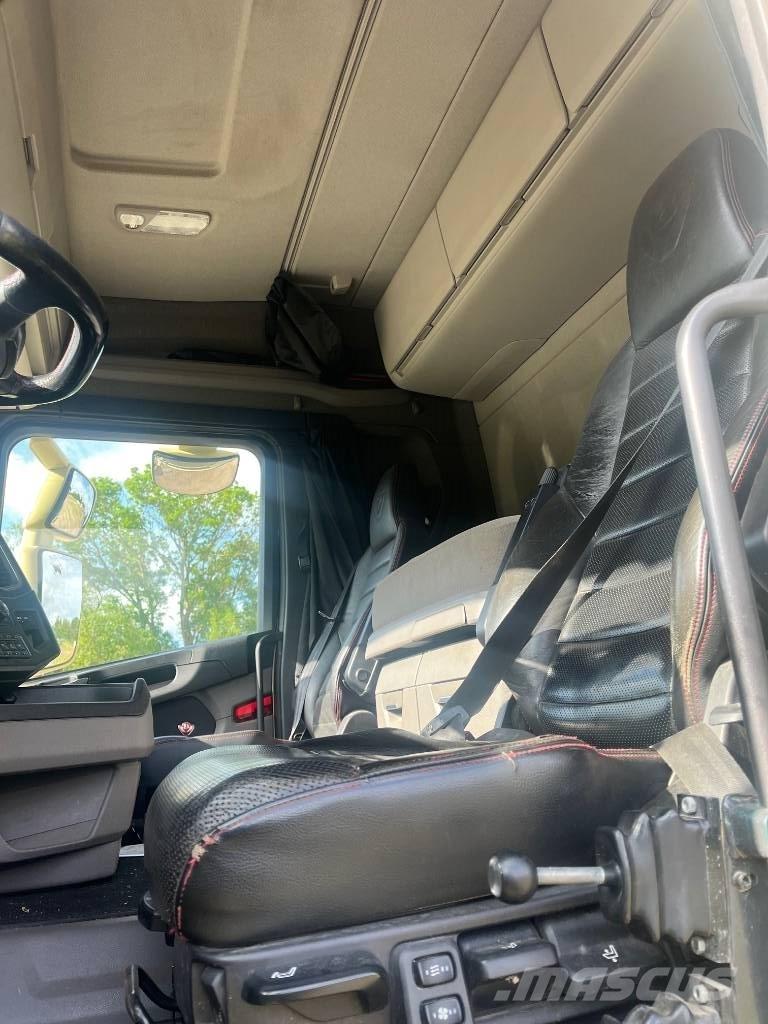 Scania R 520 Tridem Vlakke laadvloer met kraan