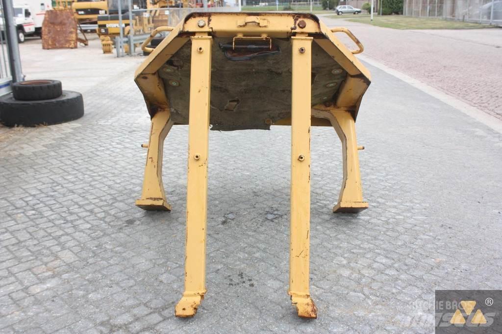 CAT D8N O-rops cab Cabine en interieur