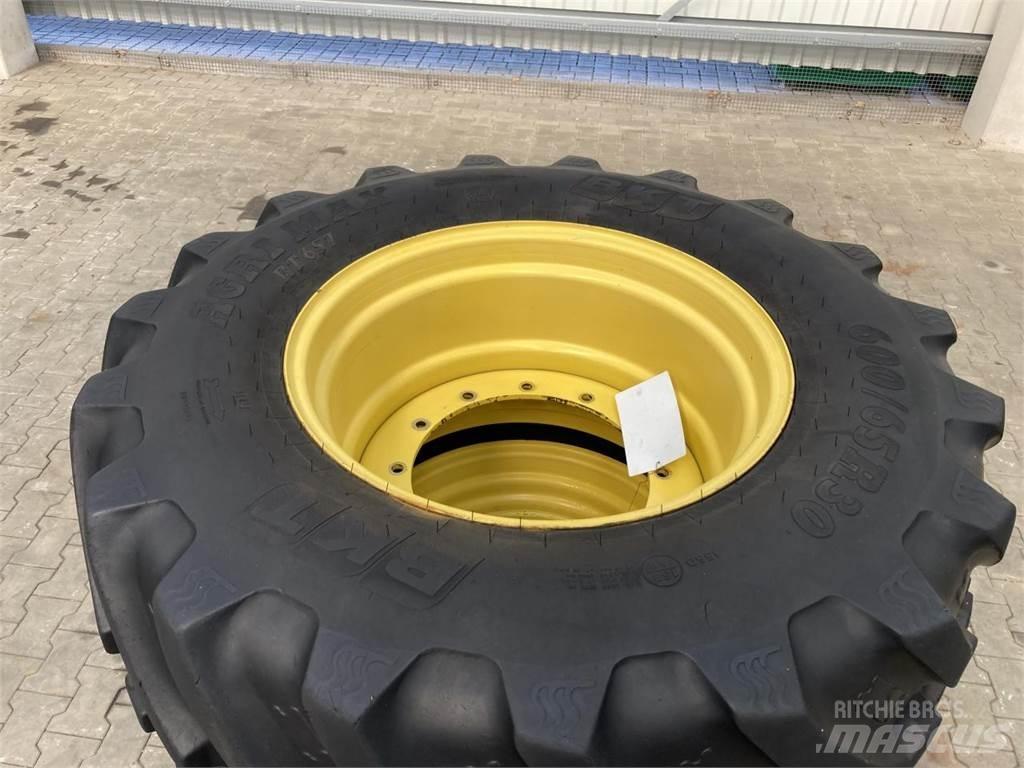 BKT 600/65R30 Banden, wielen en velgen