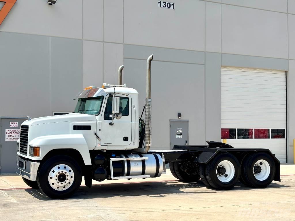 Mack Pinnacle 64T Trekkers