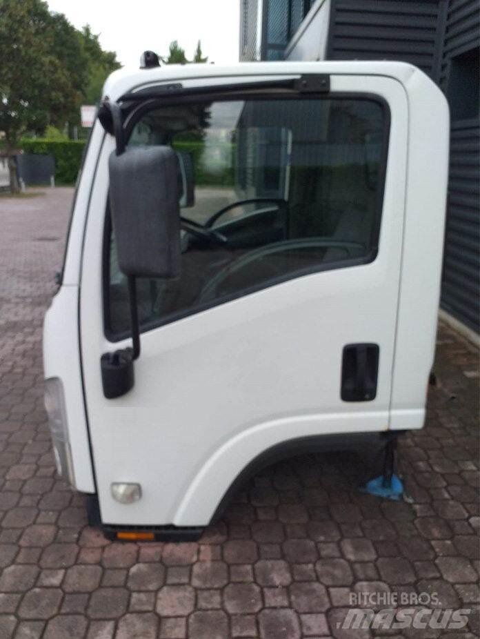 Isuzu M - L Cabine en interieur