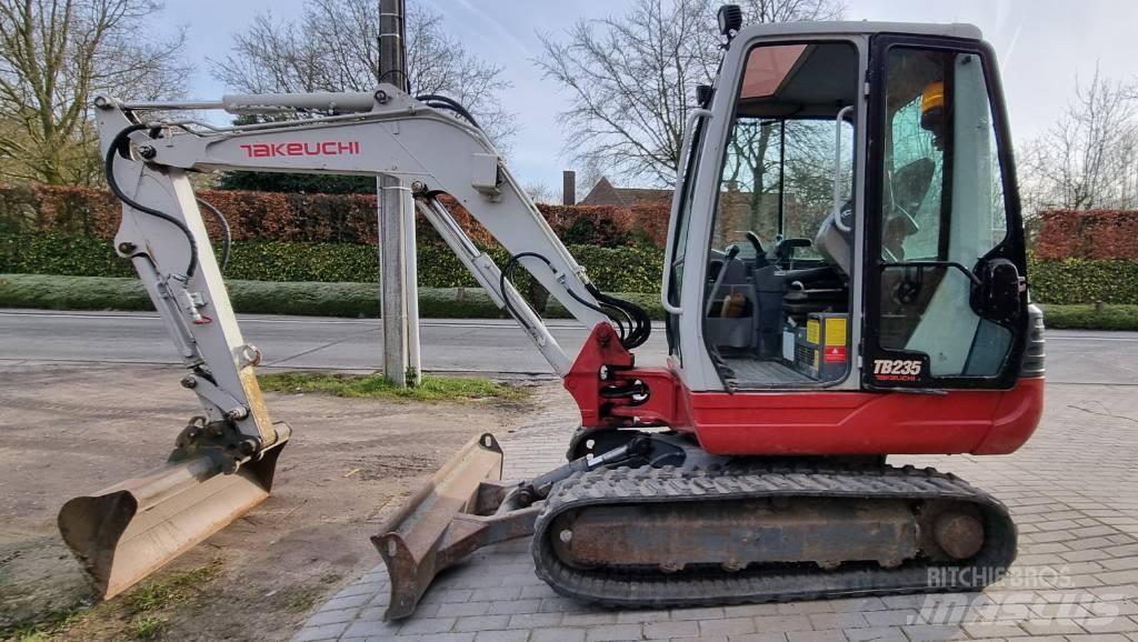 Takeuchi TB 235 Rupsgraafmachines