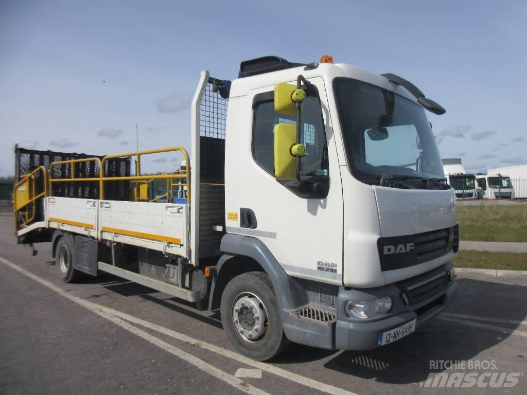 DAF 45.210 ATI Vrachtwagen met vlakke laadvloer en lier
