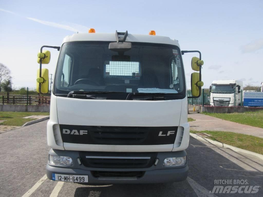 DAF 45.210 ATI Vrachtwagen met vlakke laadvloer en lier