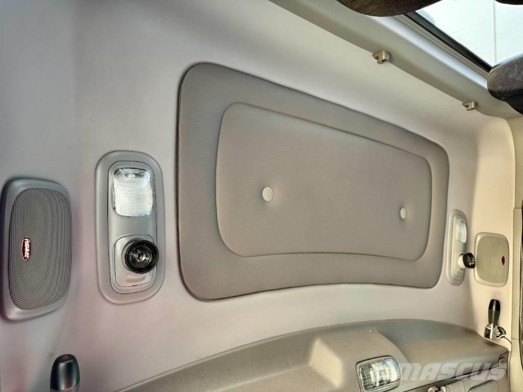 Peterbilt 389 Trekkers