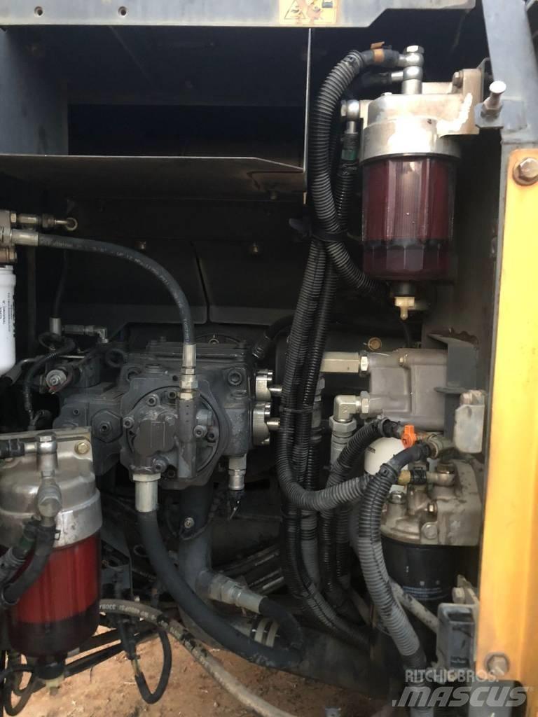 New Holland E 145 Rupsgraafmachines