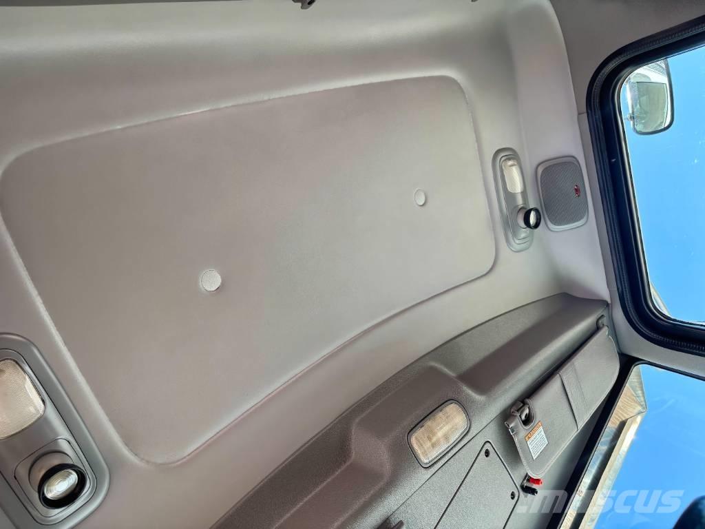 Peterbilt 389 Trekkers