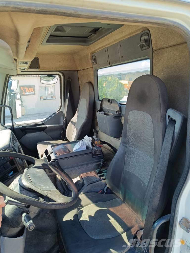 Renault 320 DCI Vlakke laadvloer met kraan