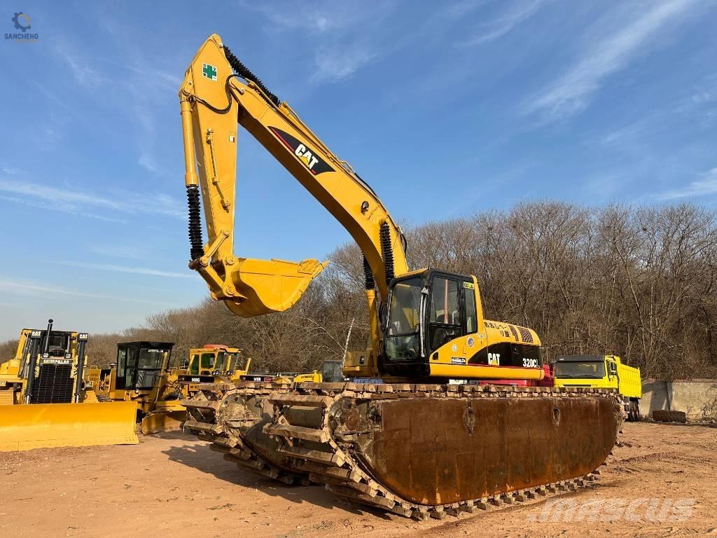CAT 320 C L Amfibische graafmachines