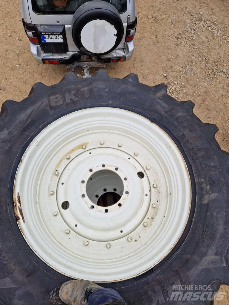 BKT 520/85 R42 Banden, wielen en velgen