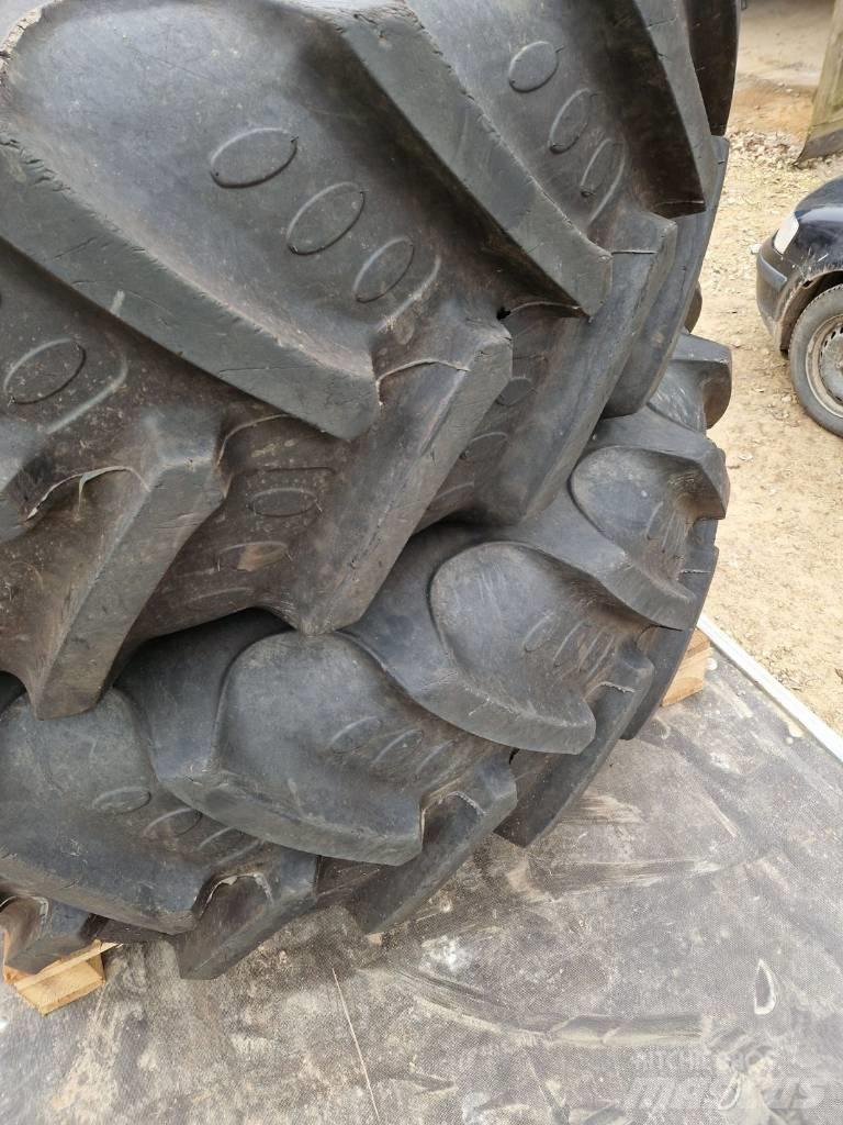 BKT 520/85 R42 Banden, wielen en velgen