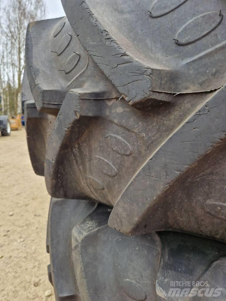 BKT 520/85 R42 Banden, wielen en velgen