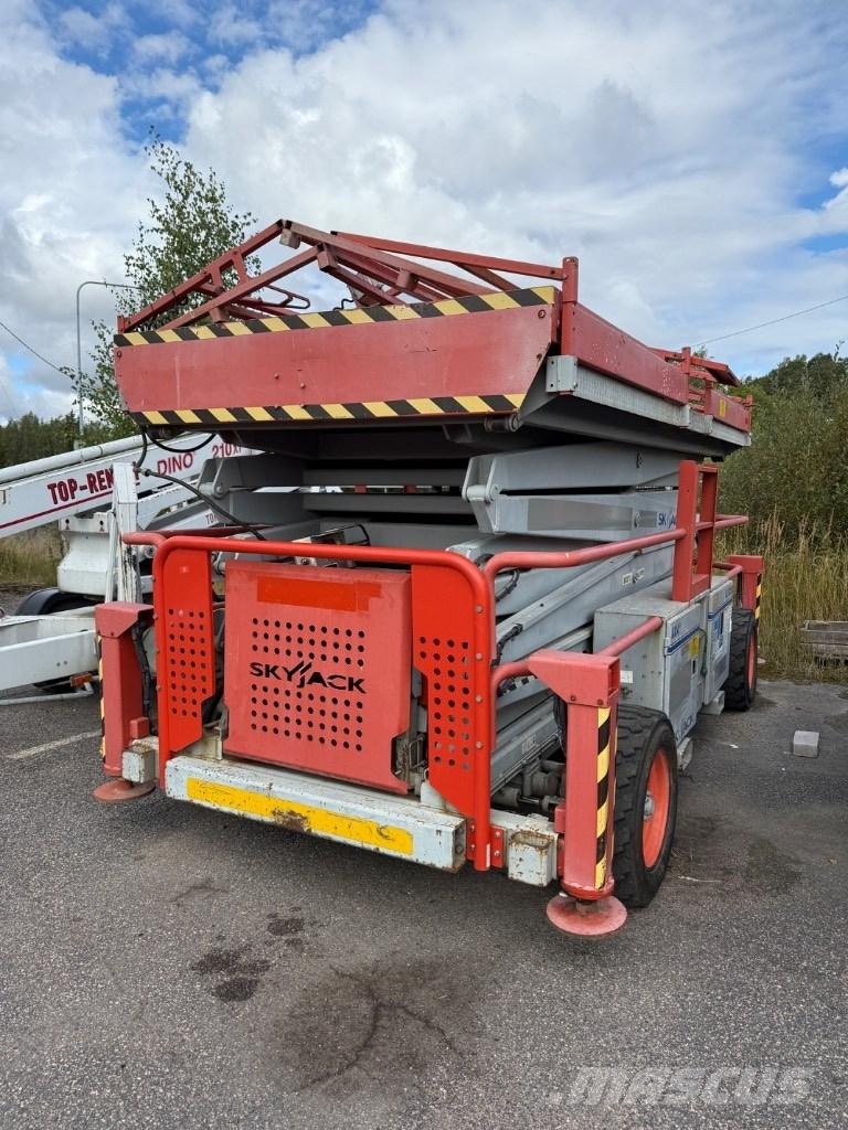 SkyJack SJ 9250 RT Schaarhoogwerkers