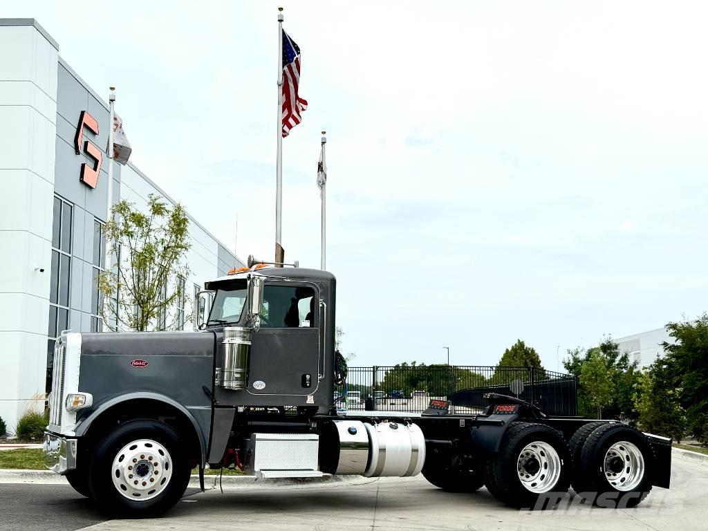 Peterbilt 389 Trekkers