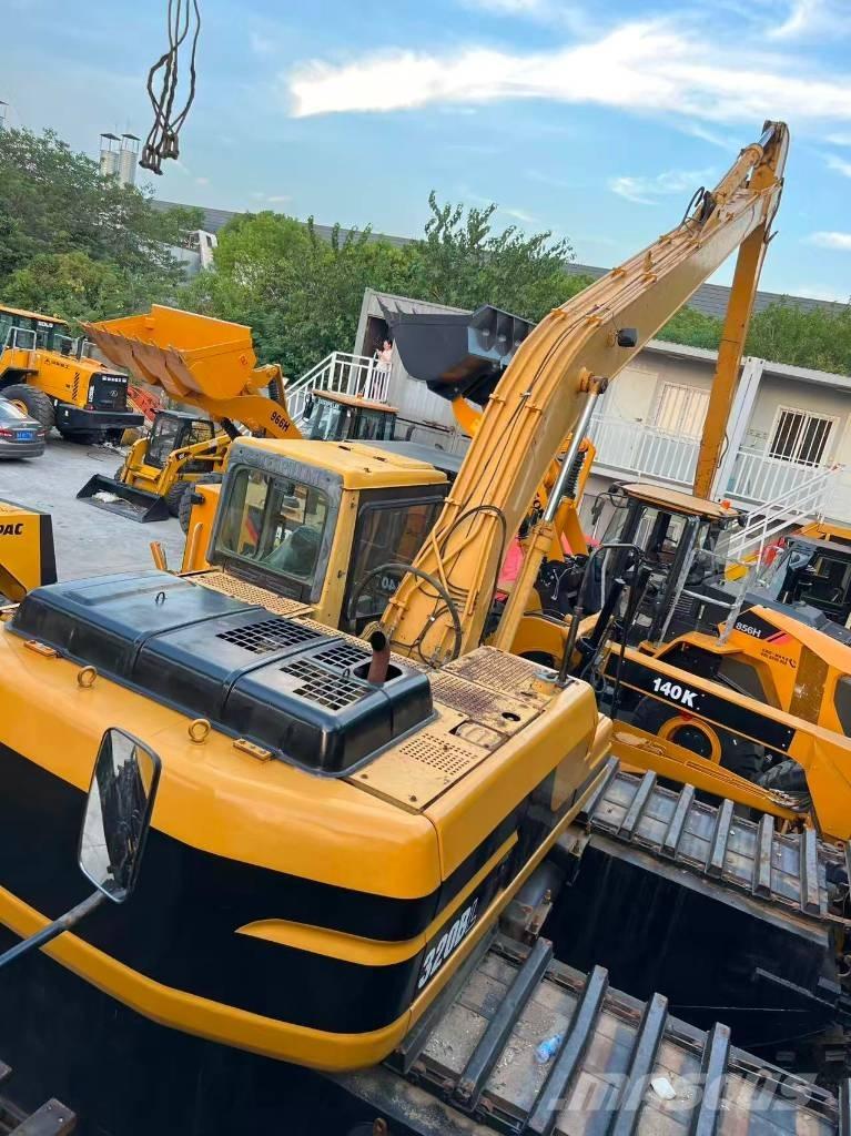 CAT 320 B L Amfibische graafmachines