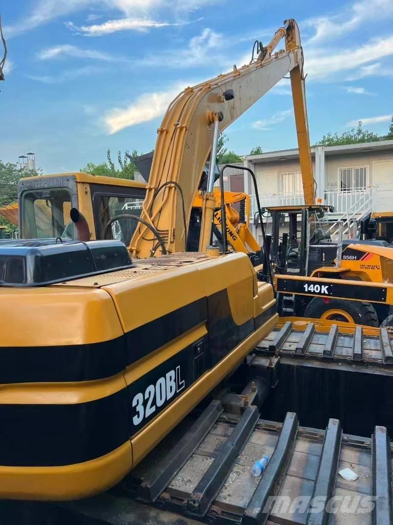 CAT 320 B L Amfibische graafmachines