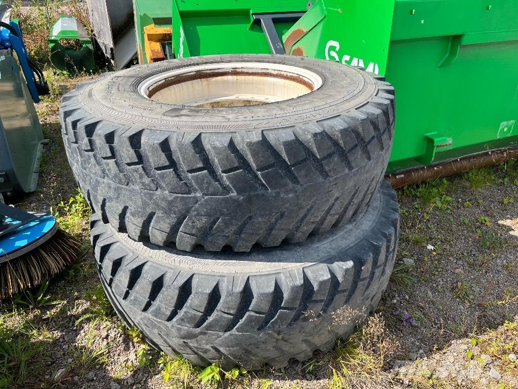 Nokian 16.9 R28 Banden, wielen en velgen