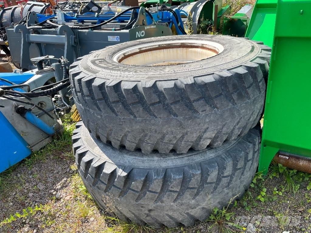 Nokian 16.9 R28 Banden, wielen en velgen