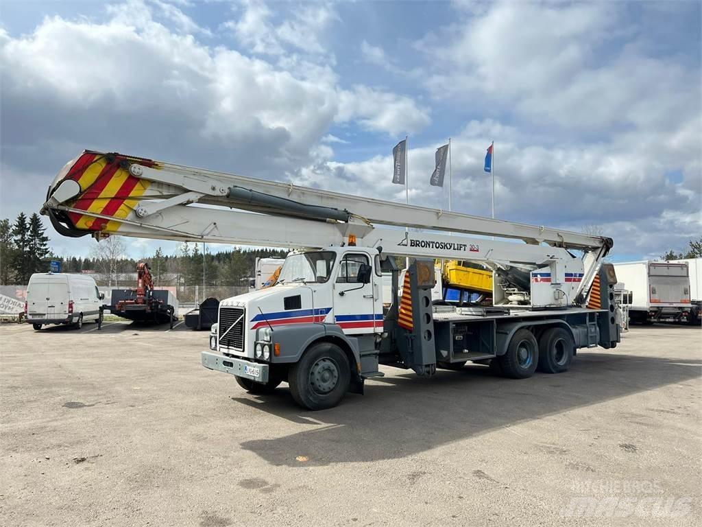 Volvo N12-1-V-6X2 Vlakke laadvloer met kraan