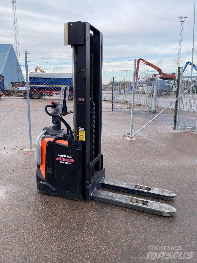Toyota BT SPE 140 Meeloop stapelaar