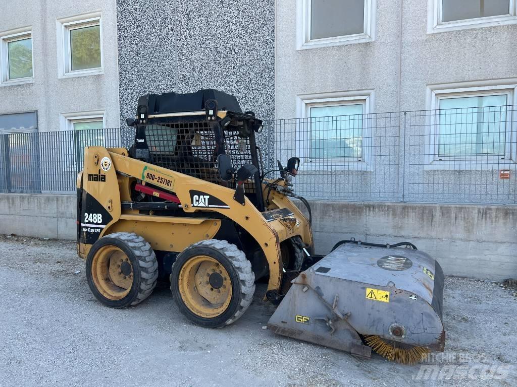CAT 248 B HF-XPS Schrankladers