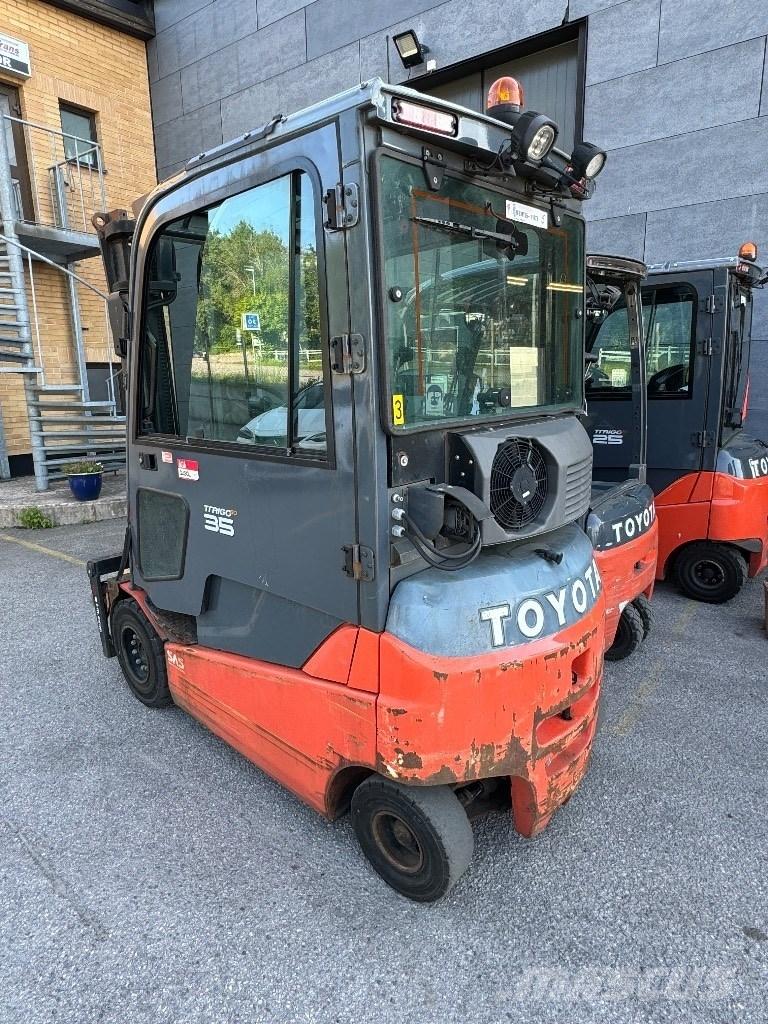 Toyota 8FBMT35 Meeloop stapelaar