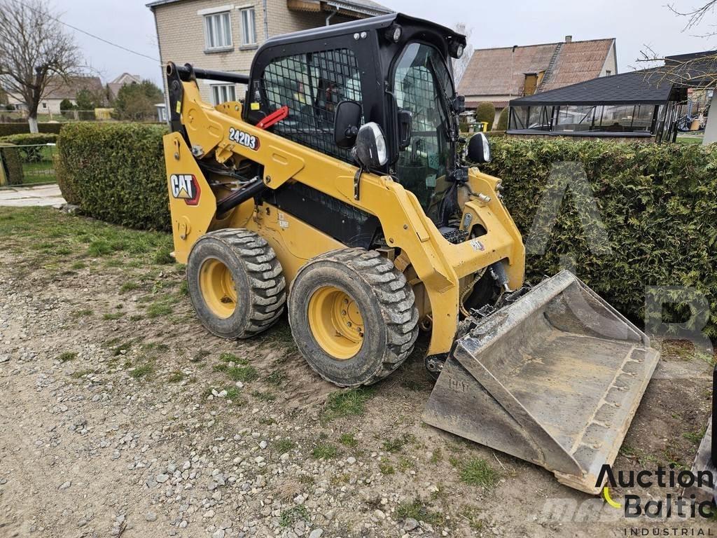 CAT 242 D 3 Schrankladers