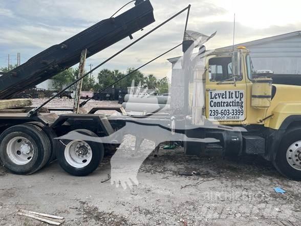 Mack RD688S Vuilniswagens