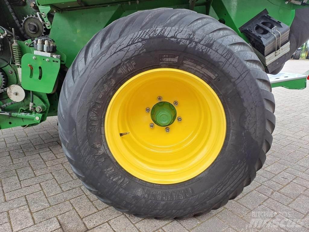 John Deere V461R Ronde-balenpersen