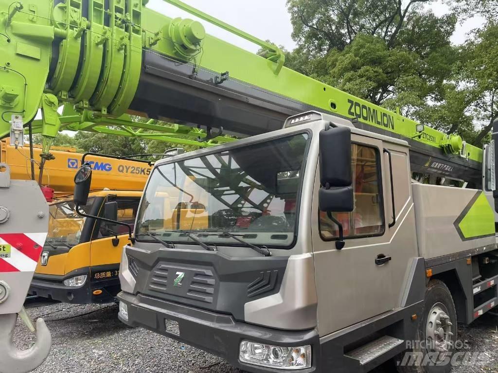 Zoomlion 25 T Kranen voor alle terreinen