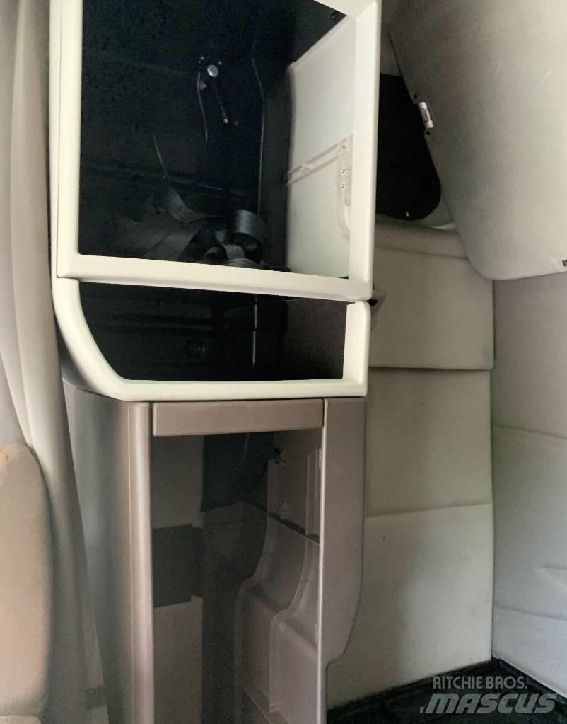 Volvo VNL 42 670 Trekkers