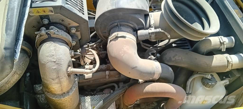 Komatsu WB 93 S-8 Graaf-laadcombinaties