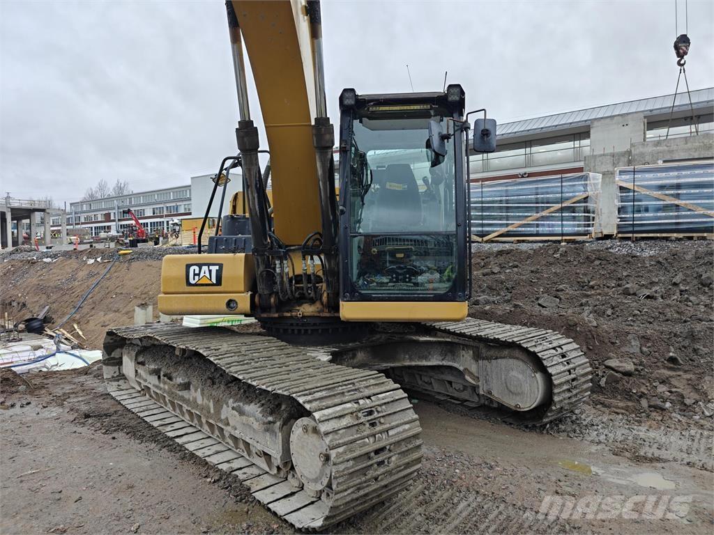 CAT 323 Rupsgraafmachines