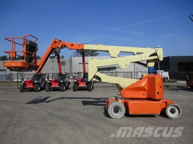 JLG E400 AJPN (817) Zelfrijdende knikarm hoogwerker