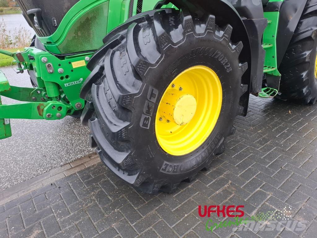 John Deere 6215 R Tractoren