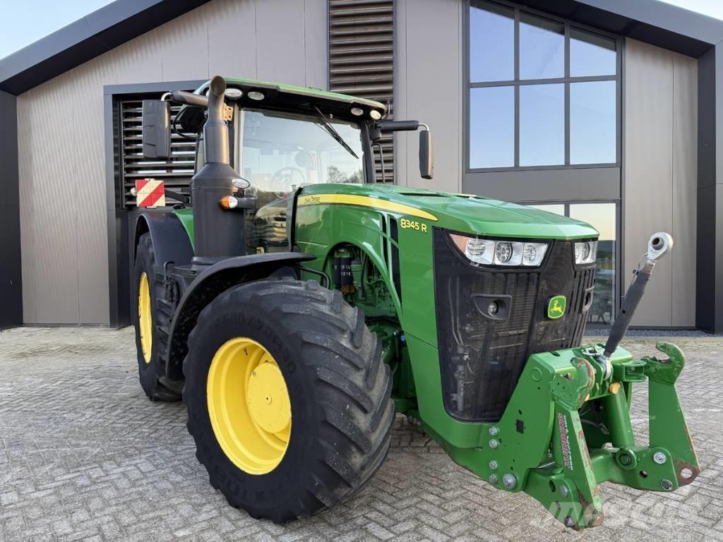 John Deere 8345 R Tractoren