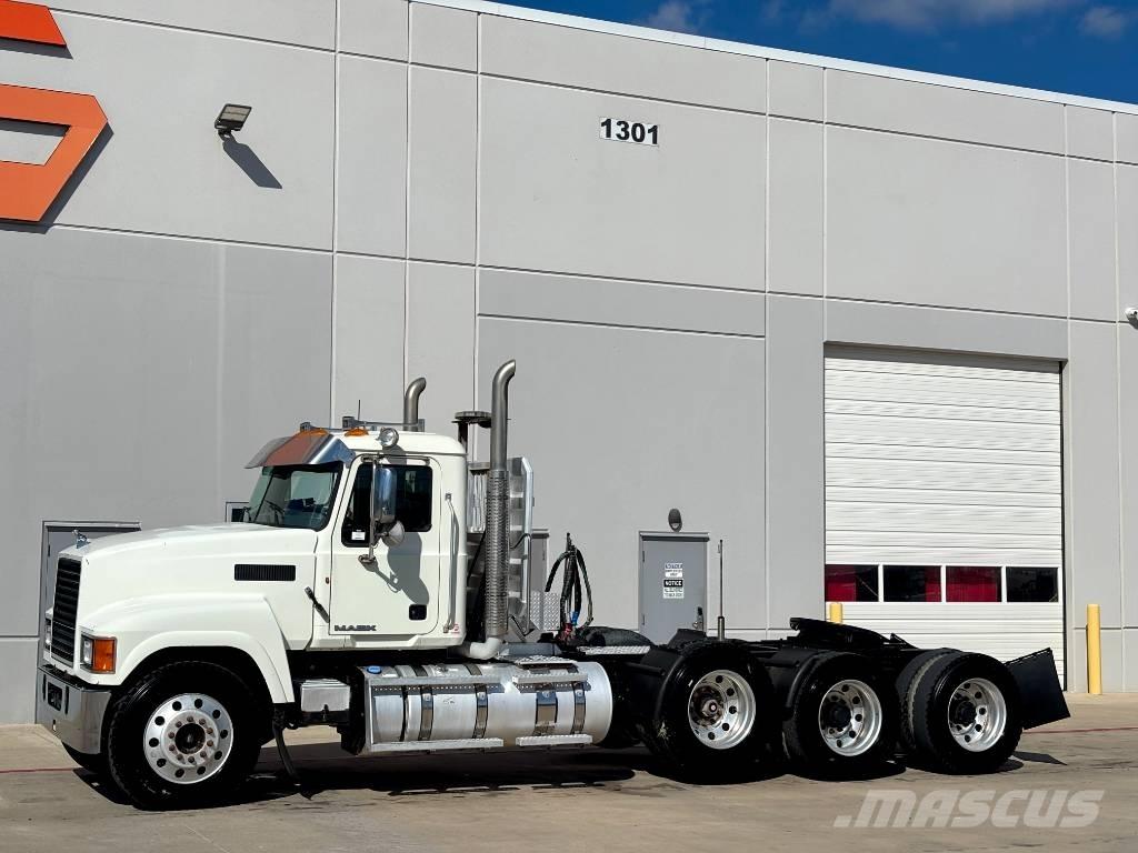 Mack CHU 613 Trekkers