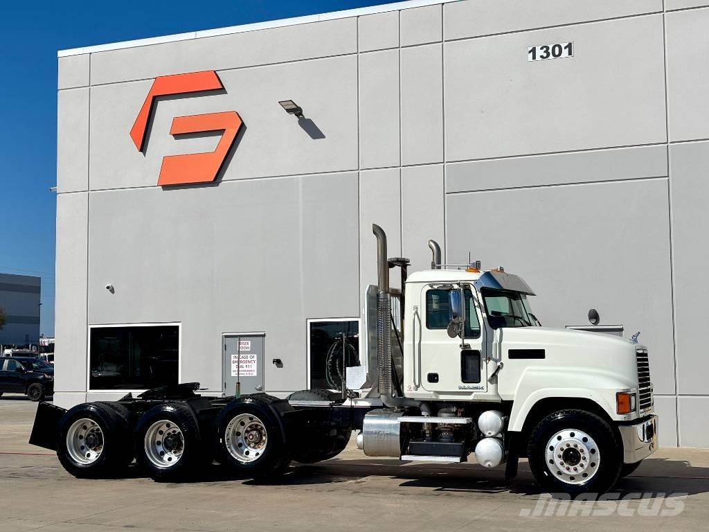 Mack CHU 613 Trekkers