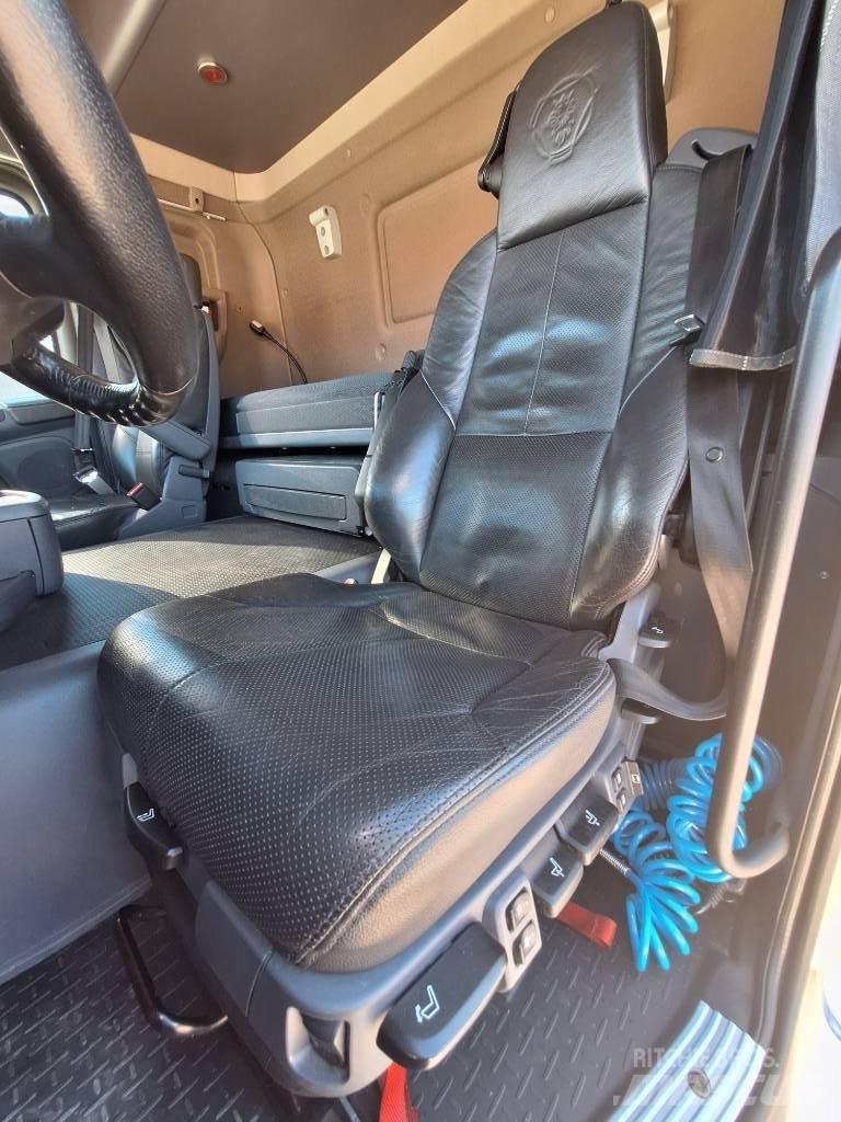 Scania G490 LB8x4*4 Vlakke laadvloer met kraan