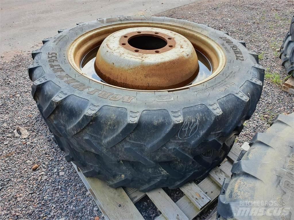 BKT 270/95R32 x2 Banden, wielen en velgen