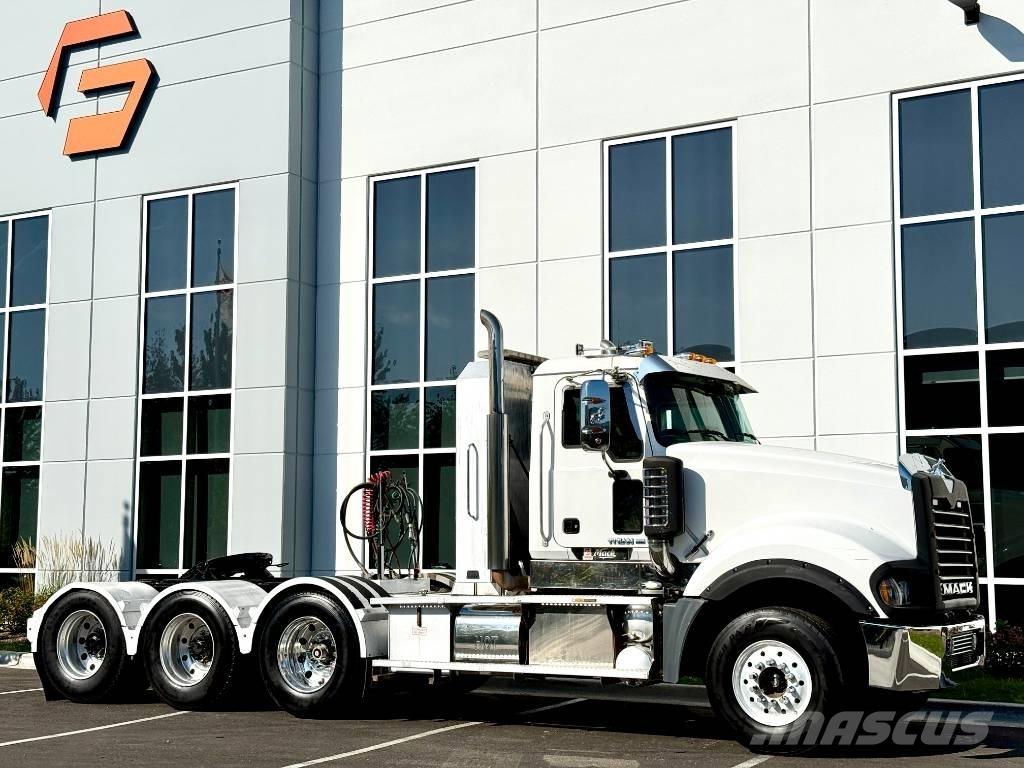 Mack Titan TD 713 Trekkers
