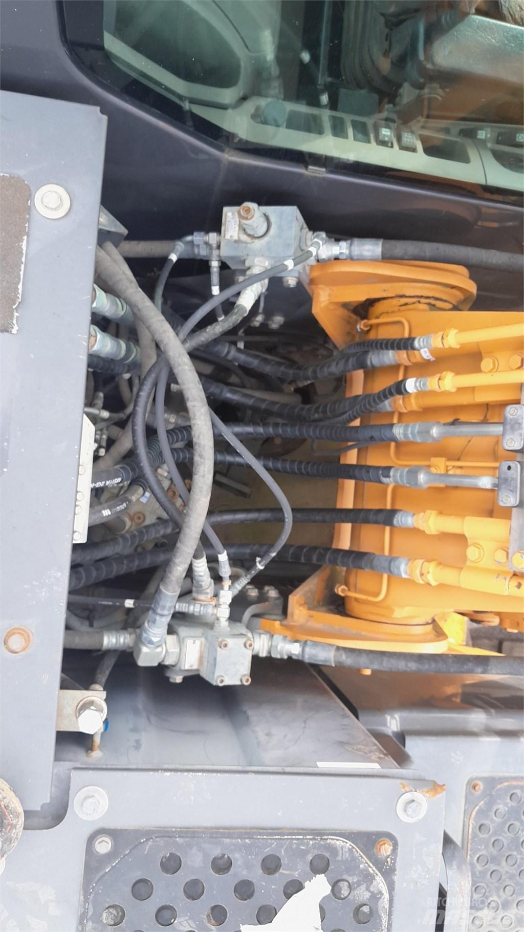 CASE CX 130 B Rupsgraafmachines