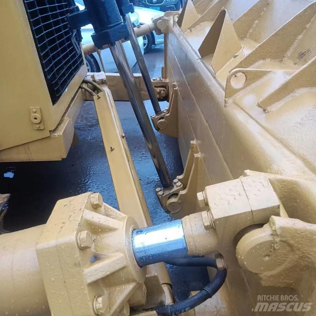 CAT D 6 H Graders