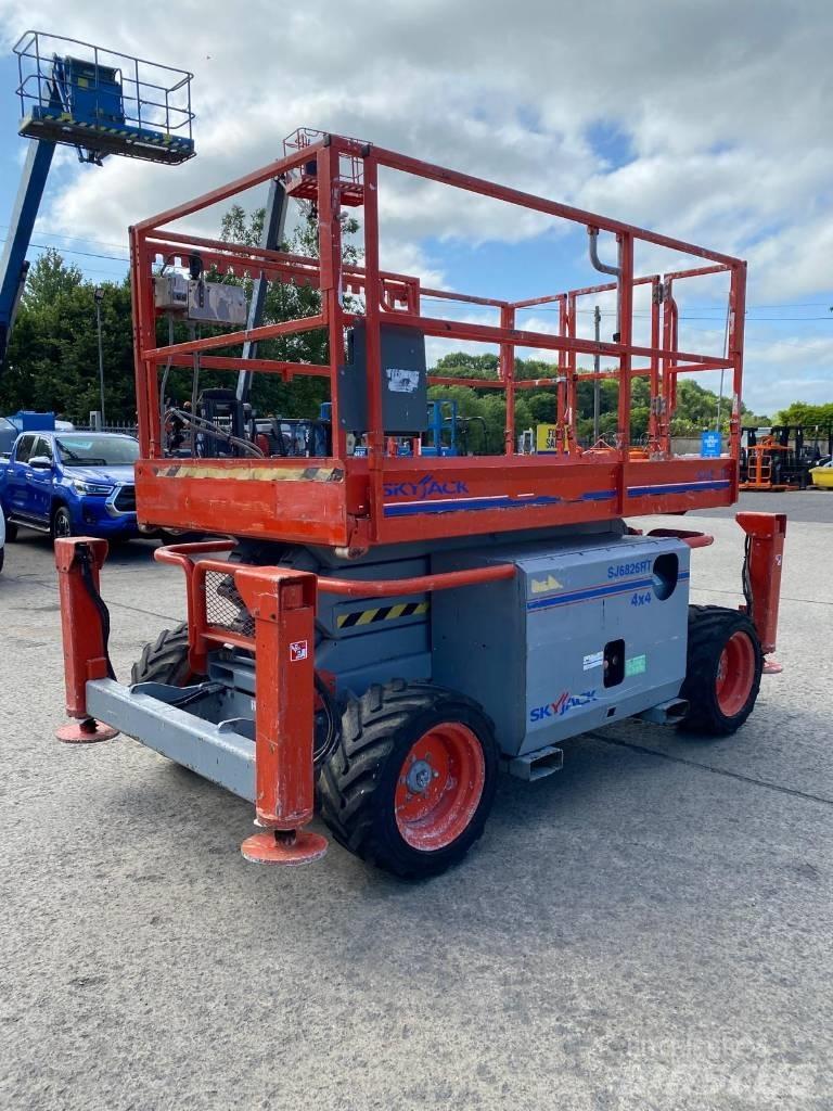 SkyJack SJ 6826 RT Schaarhoogwerkers