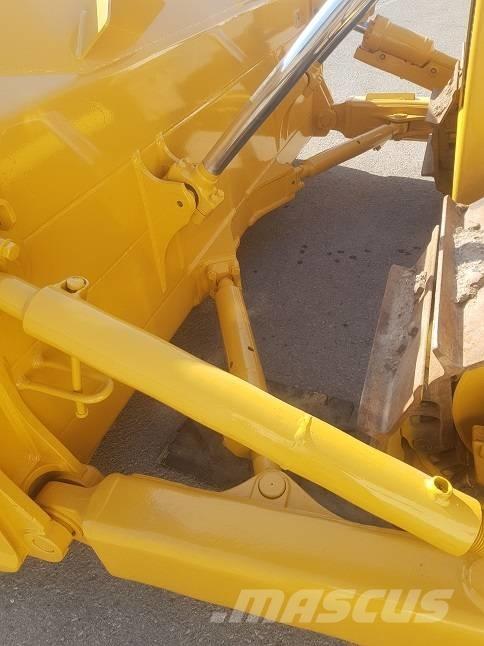Komatsu D65EX-15 Rupsdozers